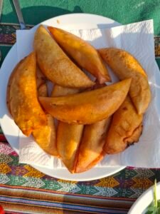 Empanadas: krokante maïsdeeg met een vulling van rundsvlees, tomaat, ajuin en de chef's secrets.